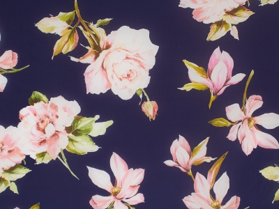 Silkkikangas, jossa on allekirjoitus - Ruusut ja magnoliat - tummansininen