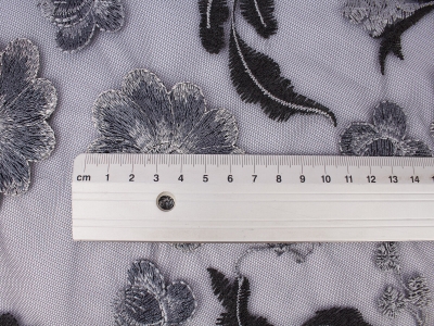 Dentelle dans le style Armani - fleurs brodées