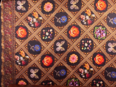 Silke tyg med prägling - fjärilar och blommor