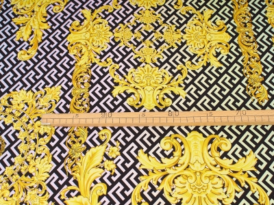 Silkkikangas, joka on Versace-tyylillä signeerattu, zigzag-kuvioilla.