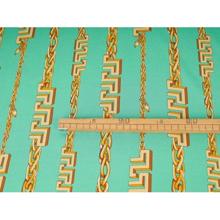 Seda assinado - Correntes douradas no estilo Versace