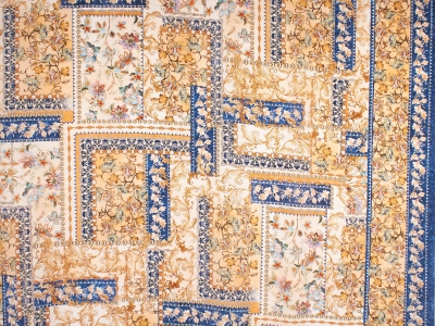 Siidkangas, millel on kullaga ja tumesinisega signeering.