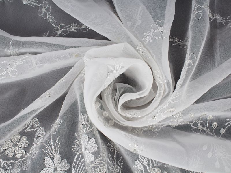 Gipyr med silverblommor på chiffon