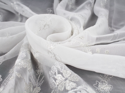 Gipiure fleurs argentées sur chiffon.
