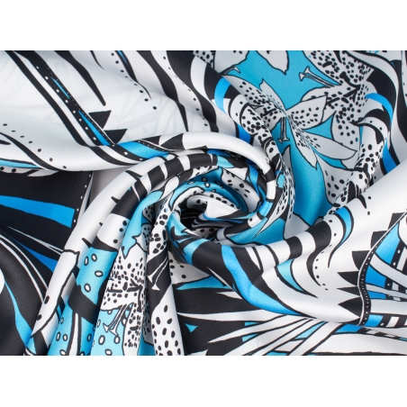 Jedwab sygnowany - Biało-czarne kwiaty na błękicie JustCavalli