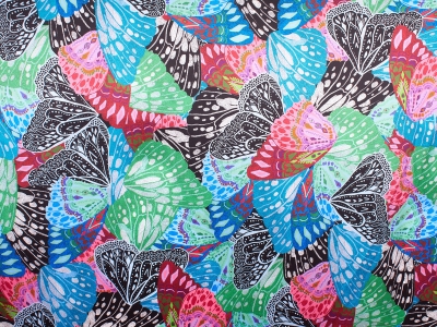 Hedvábí s motivem motýlů ve stylu Chanel.