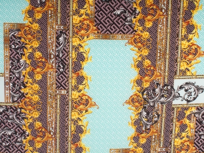 Soie signée avec un motif de style Versace.