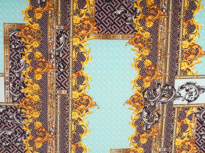 Seidenstoff mit einem Muster im Versace-Stil
