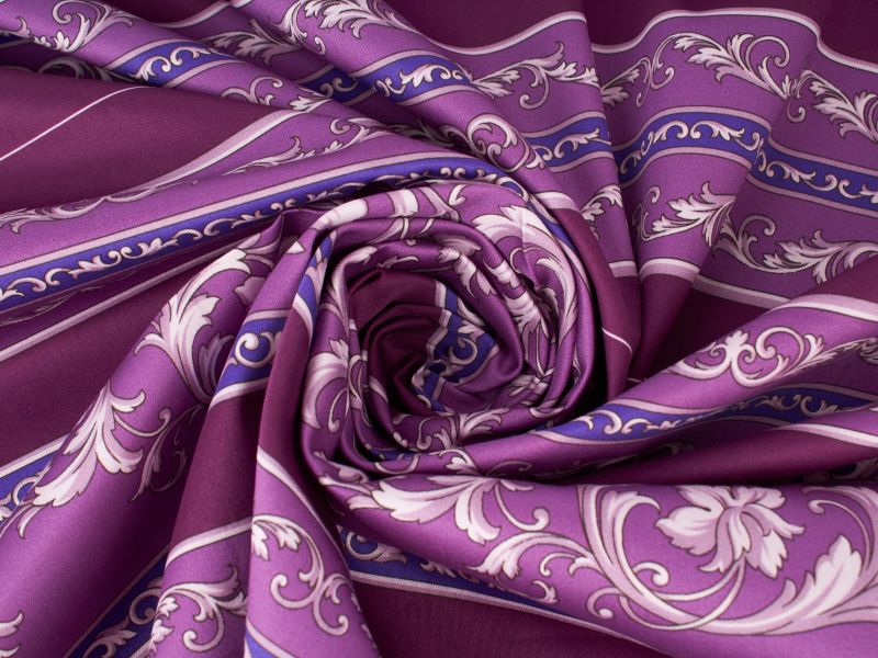 Versace stílusú lila báva.