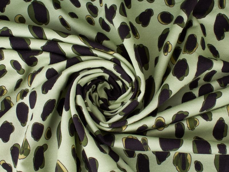 Tejido de felpa verde con estampado de pantera.