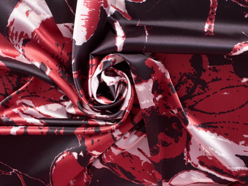 Satin Nadellen fleurs rouges sur fond noir
