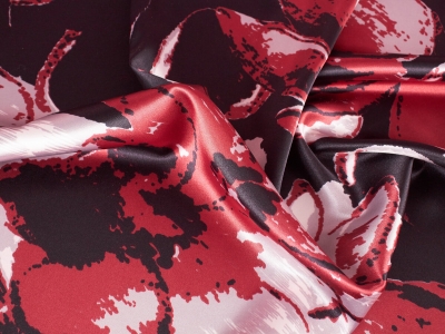 Satin Nadellen fleurs rouges sur fond noir