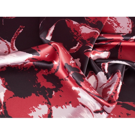 Tecido Satyna Nadellen com flores vermelhas em fundo preto.