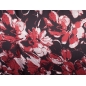 Tecido Satyna Nadellen com flores vermelhas em fundo preto.