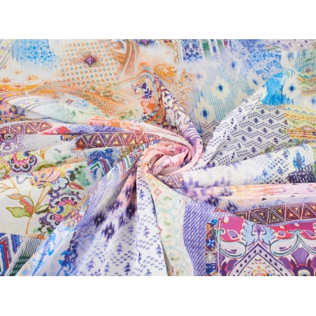 Lichte chiffon met een kleurrijk patroon.