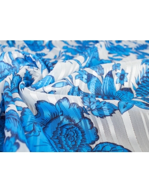 Oferecemos chiffon jacquard de alta qualidade com fio prateado.