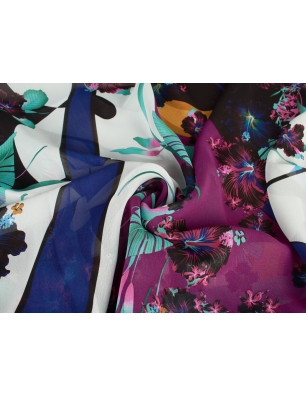 Offriamo chiffon di alta qualità con motivi geometrici.