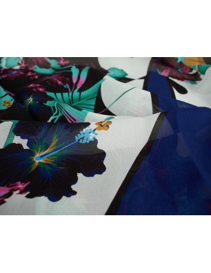 Nous offrons un chiffon de haute qualité avec des motifs géométriques.
