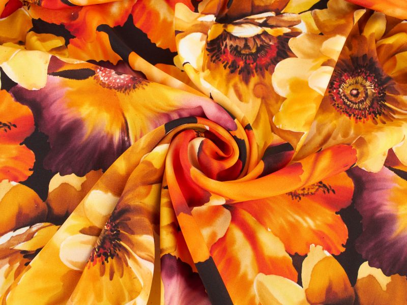 Silke stof med signatur af Cineraria og Liljer