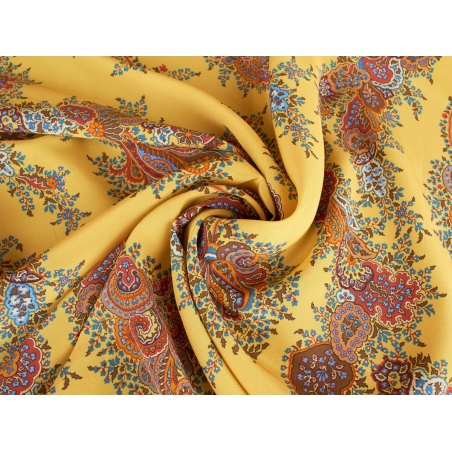 Tela de Seda Firmada en Estilo Étnico