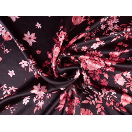 Silkki, jossa on korallinvärisiä kukkia.