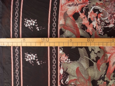 Šilkinių audinių su žydinčiais šifonais.