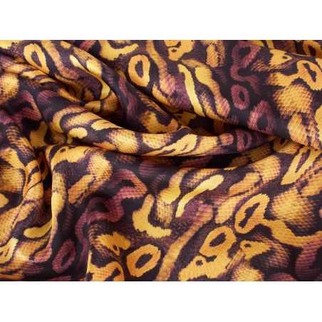 Silkkikangas, jossa on allekirjoitettu keltainen käärme.