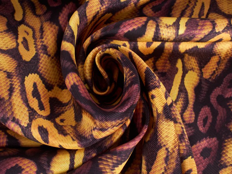 Tela de seda con firma de serpiente amarilla.