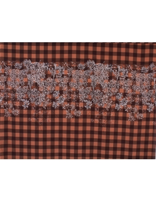 Silkkikangas, jossa on kukkakuosi ja ruudullinen - Raportti