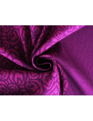 Mistery - Fuksia-kankaalla, jossa on kuvio.