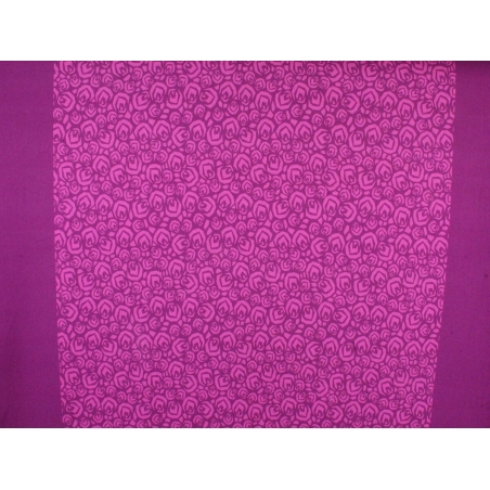 Mistery - Fuksia-kankaalla, jossa on kuvio.