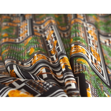 Silkkikangas, jossa on Giaguari-painatus oksilla - Versace-tyyliin