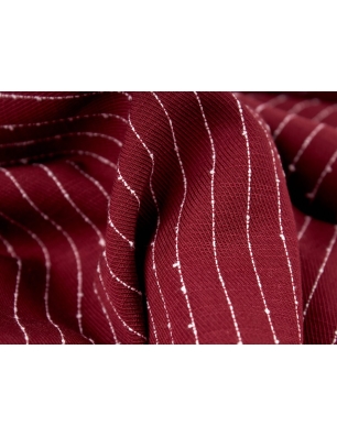 Tecido de viscose lyocell com riscas finas.