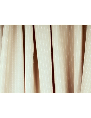 Tecido de viscose lyocell com riscas finas.