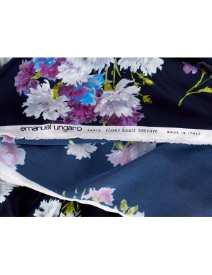 Seidenstoff signiert - Astern auf Marineblau