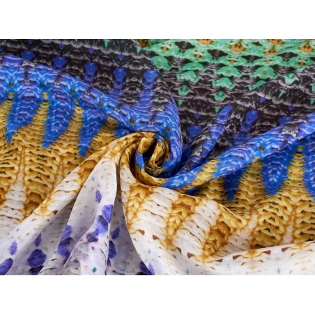 Seidenstoff mit Signatur - Gehäkeltes Muster