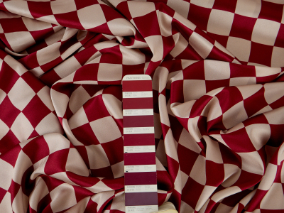 Satin de seda com elastano em padrão xadrez bordô