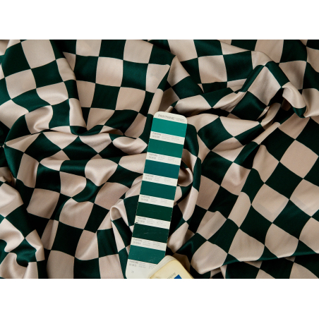 Šilko atlasas su elastanu žalia šachmatų rašto spalva