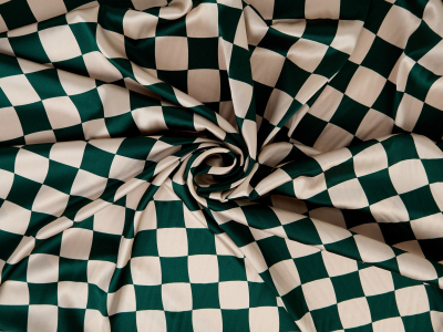Tessuto in raso di seta con elastan in motivo verde, in stile Gucci