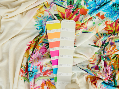 Viskosejersey mit Elastan in tropischen Blumen – Bericht