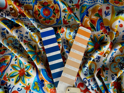 Cetim de seda com elastano, com padrão siciliano, ao estilo Dolce&Gabbana