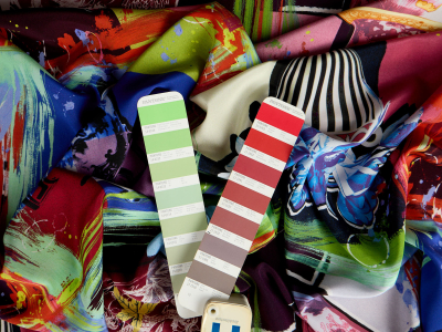 Crepe de chine in seta con motivo colorato - rapporto