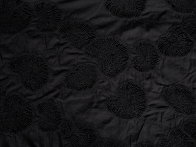 Algodón bordado negro - motivo vegetal