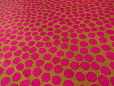 Viscose avec un léger effet brillant – pois rose sur fond caramel