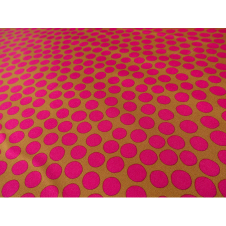 Viscose com ligeiro brilho - bolinhas rosa sobre fundo caramelo