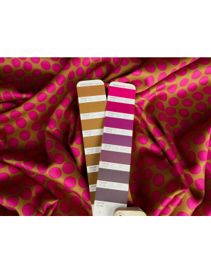 Viscose avec un léger effet brillant – pois rose sur fond caramel