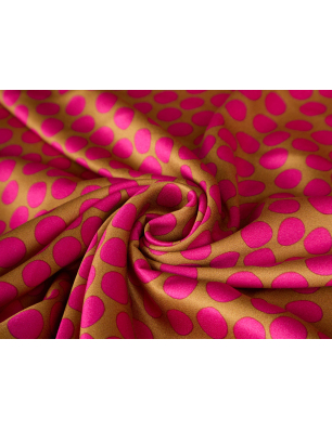 Viscose com ligeiro brilho - bolinhas rosa sobre fundo caramelo