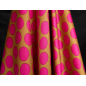 Viscose com ligeiro brilho - bolinhas rosa sobre fundo caramelo