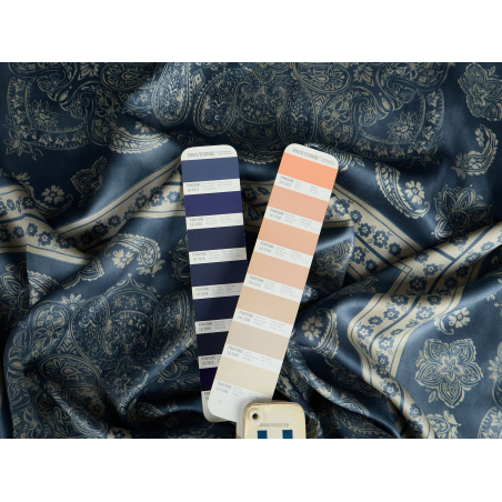 Viscose, matière à léger brillant - bandana bleu clair