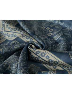 Viskose-Stoff mit zartem Glanz – blaues Halstuch